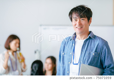 A businessman with a laptop computer 75071059