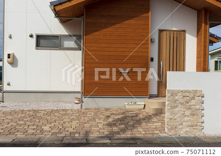 New house_entrance, approach New house_entrance, approach 75071112