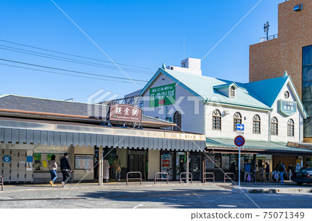 [Kanagawa Prefecture] Scenery of the west exit of Kamakura Station with a refreshing blue sky 75071349
