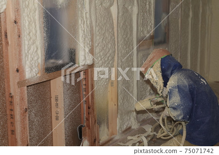 Spray insulation work for detached houses Spray insulation work for detached houses 75071742