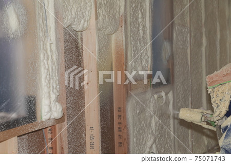 Spray insulation work for detached houses Spray insulation work for detached houses 75071743