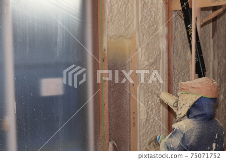 獨棟房屋的噴霧隔熱工作 75071752