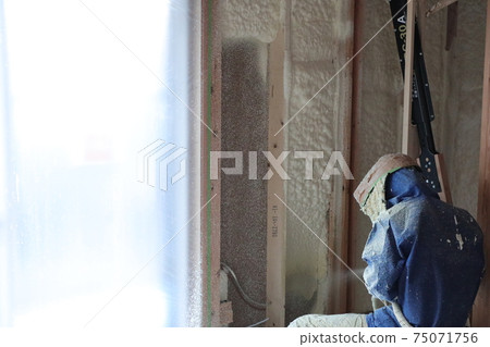 獨棟房屋的噴霧隔熱工作 75071756