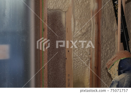 獨棟房屋的噴霧隔熱工作 獨棟房屋的噴霧隔熱工作 75071757