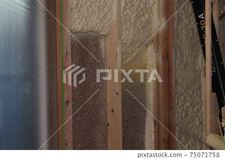 獨棟房屋的噴霧隔熱工作 75071758