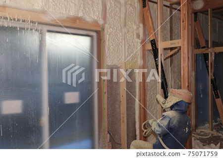 獨棟房屋的噴霧隔熱工作 75071759