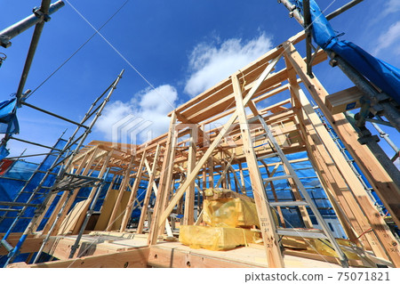 Newly built house on a sunny day Newly built house on a sunny day 75071821