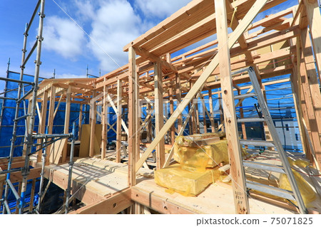 新建的房子，在晴朗的一天 75071825