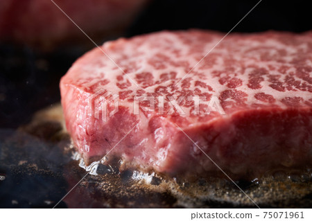 Beef thigh thick sliced steak 75071961
