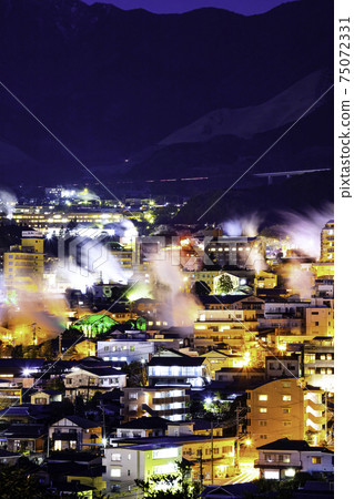 Beautiful night view from the Yukemuri Observatory in Beppu City, Oita Prefecture Beautiful night view from the Yukemuri Observatory in Beppu City, Oita Prefecture 75072331