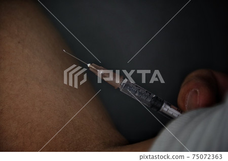 A person who injects with a syringe 75072363