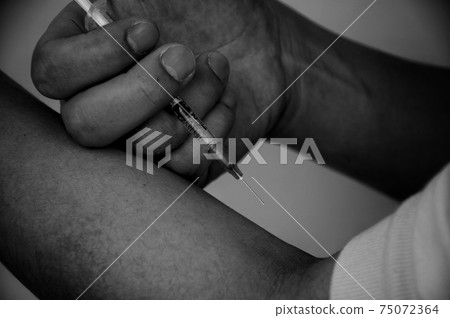 A person who injects with a syringe 75072364