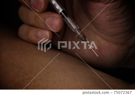 A person who injects with a syringe 75072367