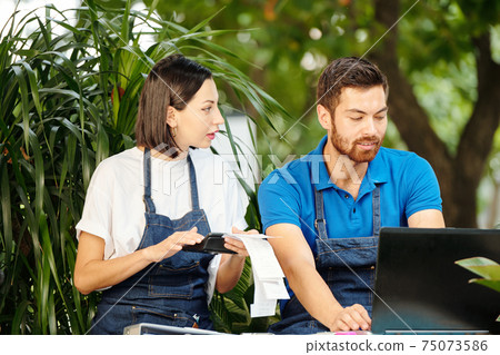 Coffeeshop owners discussing finances 75073586