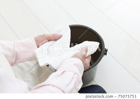 洗抹布的男人的手 洗抹布的男人的手 75073751