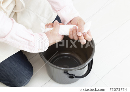 Men's hands squeezing a rag 75073754