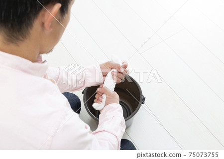 男人的手擠一塊破布 男人的手擠一塊破布 75073755