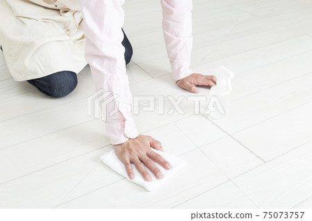 男子清洗地板 男子清洗地板 75073757
