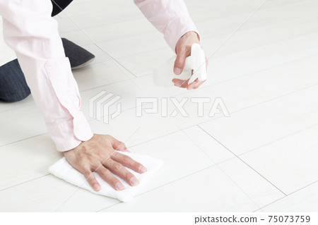 男子清洗地板 男子清洗地板 75073759