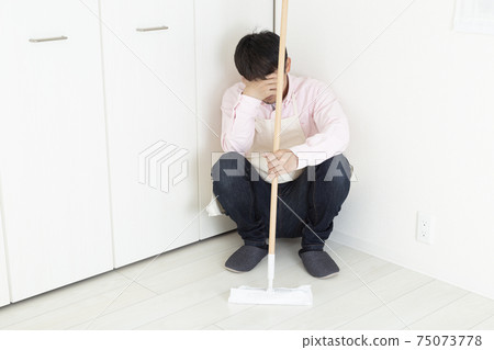 男人坐在 男人坐在 75073778