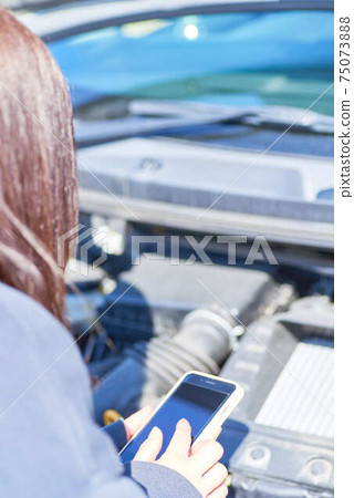 Car breakdown and female Car breakdown and female 75073888