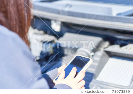 Car breakdown and female Car breakdown and female 75073889