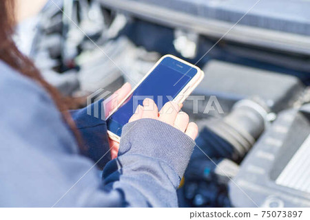 Car breakdown and female Car breakdown and female 75073897