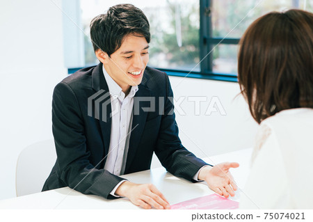 A man who serves customers 75074021