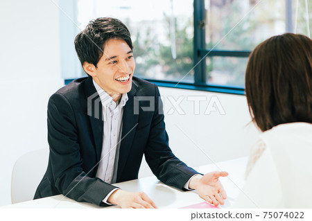 A man who serves customers 75074022