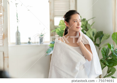 A woman in her twenties who wipes sweat 75074691
