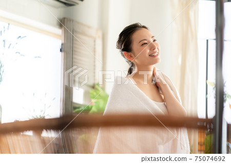 A woman in her twenties who wipes sweat 75074692