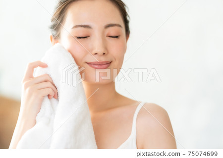 A woman in her twenties who wipes sweat 75074699