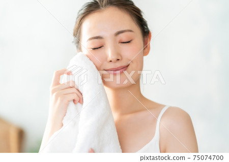 一個二十多歲的女人擦汗 75074700