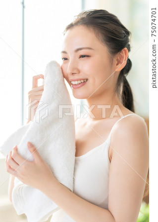 一個二十多歲的女人擦汗 75074701