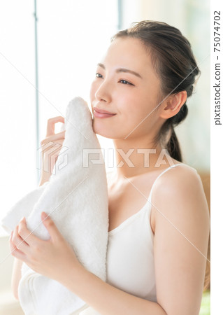 一個二十多歲的女人擦汗 75074702