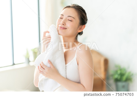 A woman in her twenties who wipes sweat A woman in her twenties who wipes sweat 75074703