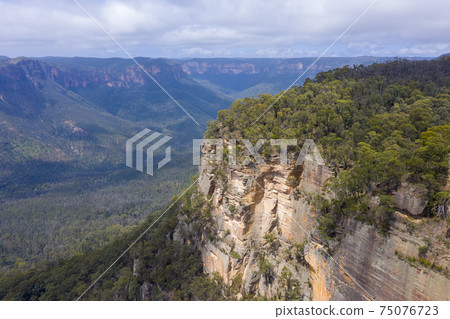 Aerial view of a cliff face in the Grose Valley in The Blue Mountains in Australia 75076723