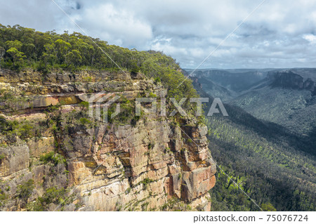 Aerial view of a cliff face in the Grose Valley in The Blue Mountains in Australia 75076724