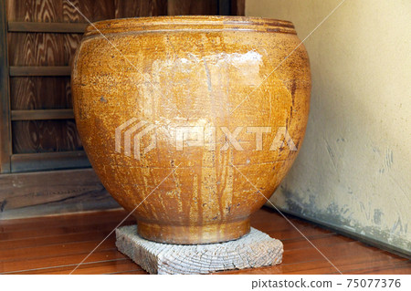 入口處放了一個大罐子 入口處放了一個大罐子 75077376