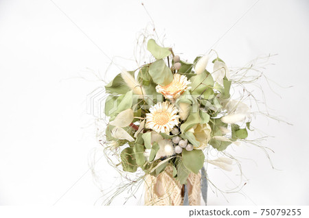 Preserved flowers using white flowers 75079255