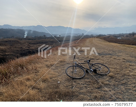 Go out to play by bicycle Go out to play by bicycle 75079577