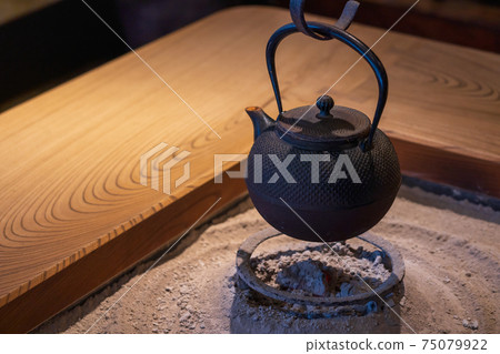 爐子上掛著鐵水壺 75079922