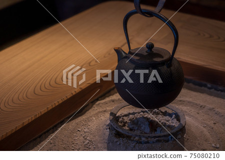 爐子上掛著鐵水壺 75080210