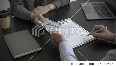 Opposition to wrongdoing and social injustice, Businessmen give bribes to employees to sign approvals through illegal projects, Fraud and corruption Or something illegal. 75080642