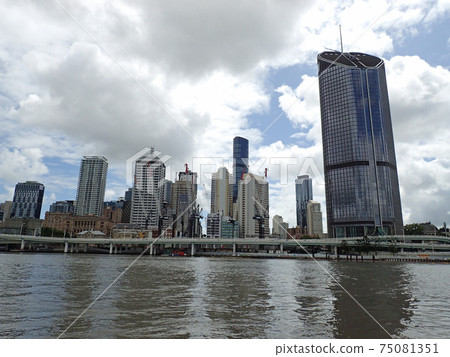 Cityscape on the banks of the Brisbane River 75081351