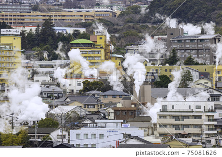 Beautiful scenery seen from the Yukemuri Observatory in Beppu City, Oita Prefecture 75081626