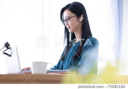 Women participating in lifestyle online meetings 75082184