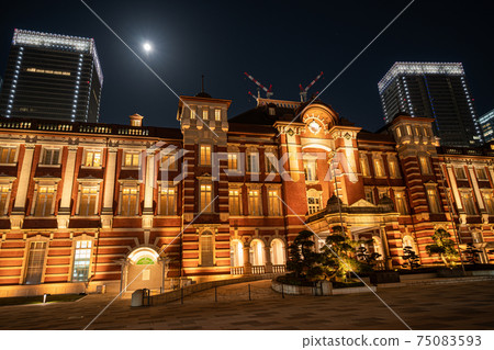 Tokyo Station Lighting Up 75083593
