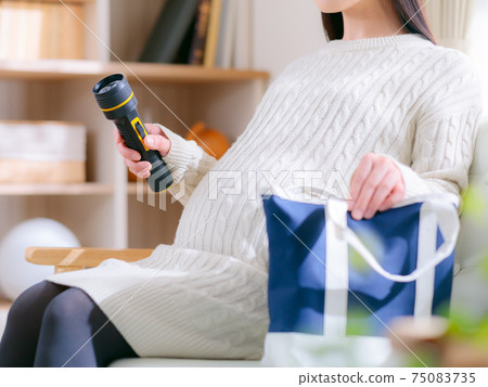 Pregnant women preparing flashlights Disaster prevention goods 4: 3 Pregnant women preparing flashlights Disaster prevention goods 4: 3 75083735