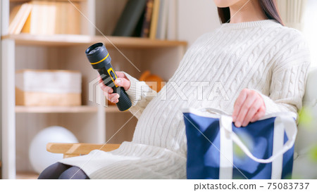 Pregnant women preparing flashlights Disaster prevention goods 16: 9 Pregnant women preparing flashlights Disaster prevention goods 16: 9 75083737